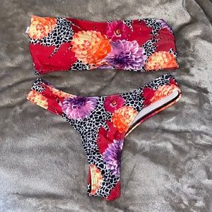Floral print bikini.
